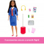 Muñeca Barbie azafata morena de moda con uniforme azul extraíble, incluye maleta con ruedas, auriculares y accesorios para pasaporte