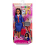 Muñeca Barbie azafata morena de moda con uniforme azul extraíble, incluye maleta con ruedas, auriculares y accesorios para pasaporte