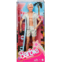 Muñeco Ken de Barbie The Movie con conjunto playero a rayas rosa pastel y verde, tabla de surf y zapatillas blancas