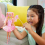 Muñeca Barbie de hadas con varita de juguete y accesorios de moda, temática de fantasía con alas y atuendo que cambian de color