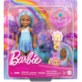 Conjunto de muñeca y accesorios Barbie Chelsea, pequeña muñeca hada con cabello y alas azules, mascota y 8 piezas temáticas, incluida una cama con flores para mascotas