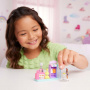 Juego de supermercado coleccionable Barbie Mini Barbieland con muñeca Barbie de 1,5 pulgadas, áreas de juego interactivas para divertirse contando historias