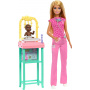 Muñeca Barbie Baby Doctora con muñeca rubia de moda con uniforme rosa, 1 muñeca bebé con accesorios y muebles para bebé