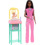 Muñeca Barbie Baby Doctora con muñeca AA de moda con uniforme rosa, 1 muñeca bebé con accesorios y muebles para bebé