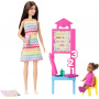 Muñeca Barbie maestra con muñeca morena de moda con vestido estampado, 1 muñeca pequeña y accesorios de enseñanza