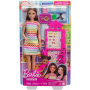 Muñeca Barbie maestra con muñeca morena de moda con vestido estampado, 1 muñeca pequeña y accesorios de enseñanza