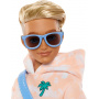 Muñeco Ken Barbie Dream Besties y accesorios, muñeco articulado Ken con ropa extraíble y cabello rubio, 9 piezas con temática de verano y patineta