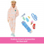 Muñeco Ken Barbie Dream Besties y accesorios, muñeco articulado Ken con ropa extraíble y cabello rubio, 9 piezas con temática de verano y patineta