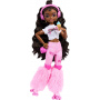 Muñeca Brooklyn Barbie Dream Besties Patinadora articulada con Pelo castaño oscuro y 9 Piezas temáticas de Música