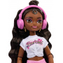 Muñeca Brooklyn Barbie Dream Besties Patinadora articulada con Pelo castaño oscuro y 9 Piezas temáticas de Música