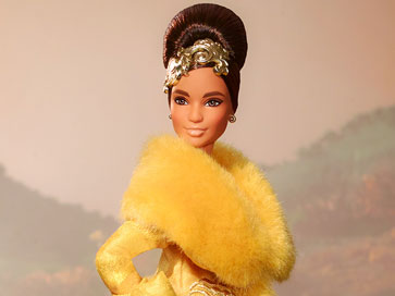 El mundialmente famoso vestido -Yellow Queen- de Guo Pei inspira una nueva colaboración con Barbie